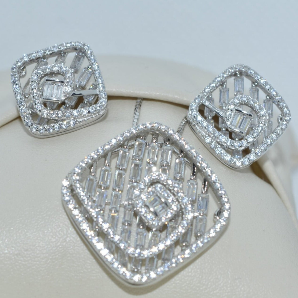 Timeless Beauty Pendant Set - Luxevogue