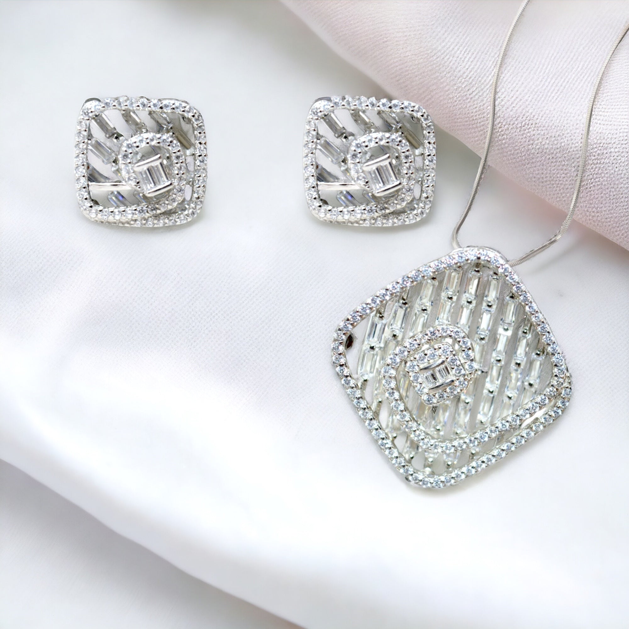 Timeless Beauty Pendant Set - Luxevogue