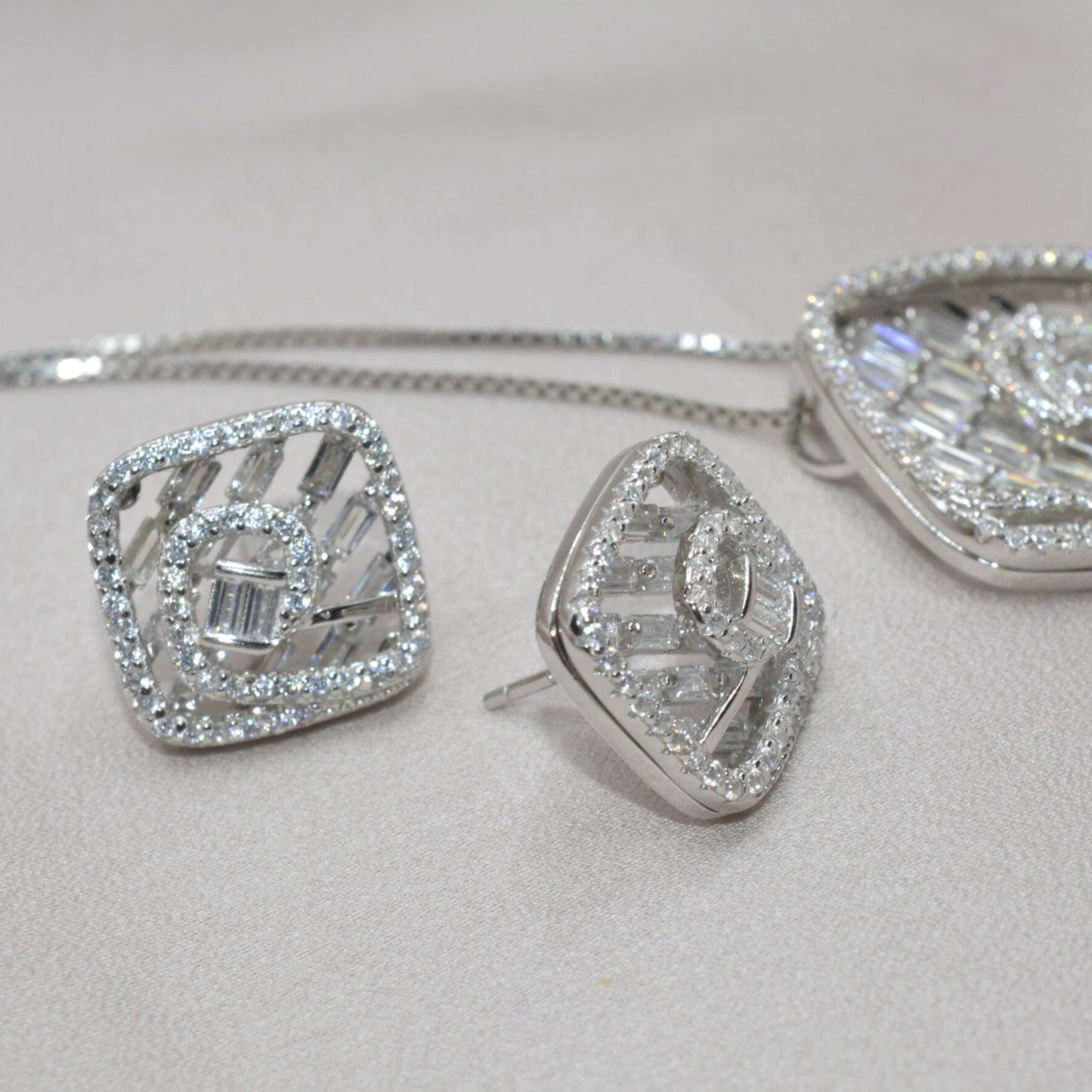 Timeless Beauty Pendant Set - Luxevogue