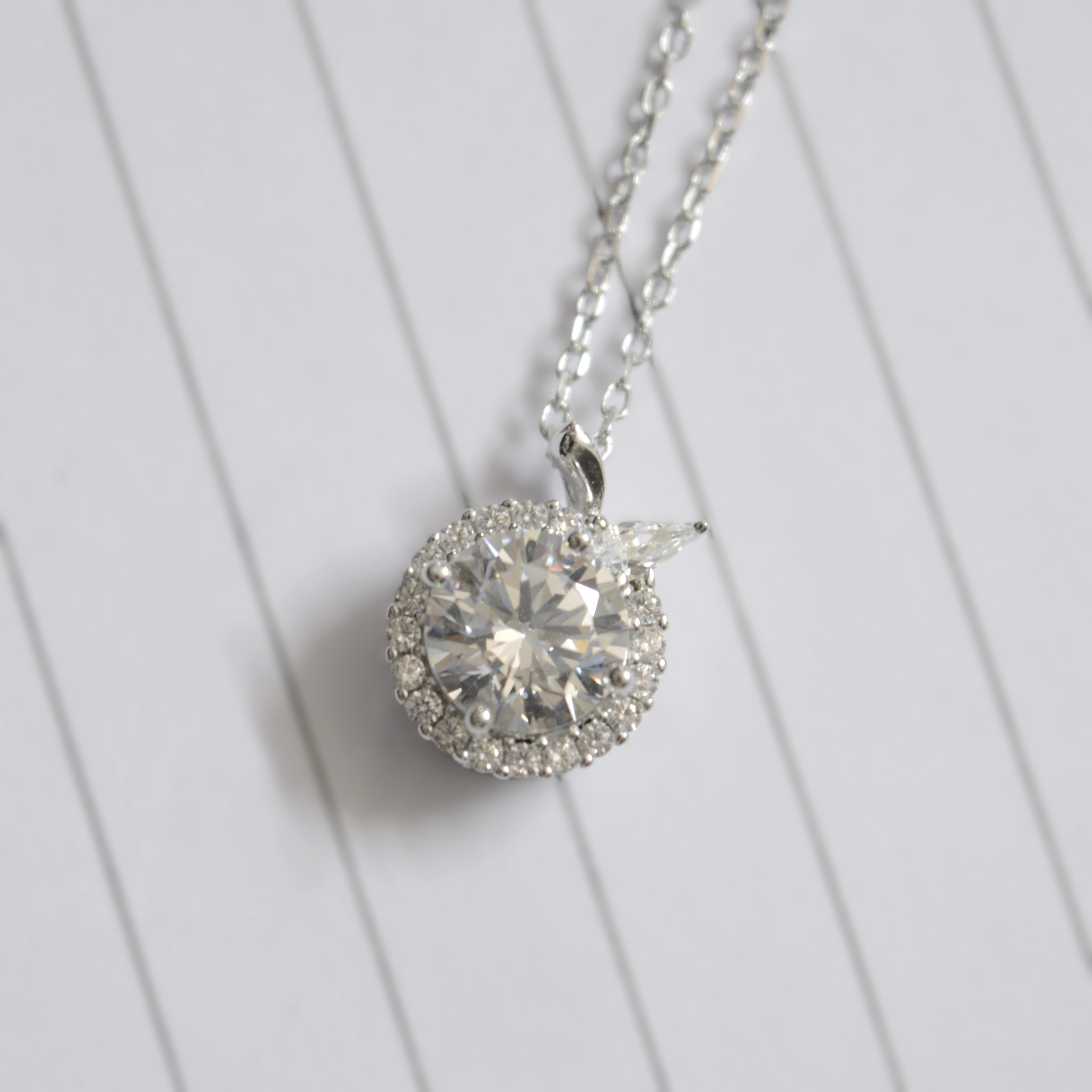 Elegant Diamond Like Halo Necklace for Women - 925 Silver Jewelry