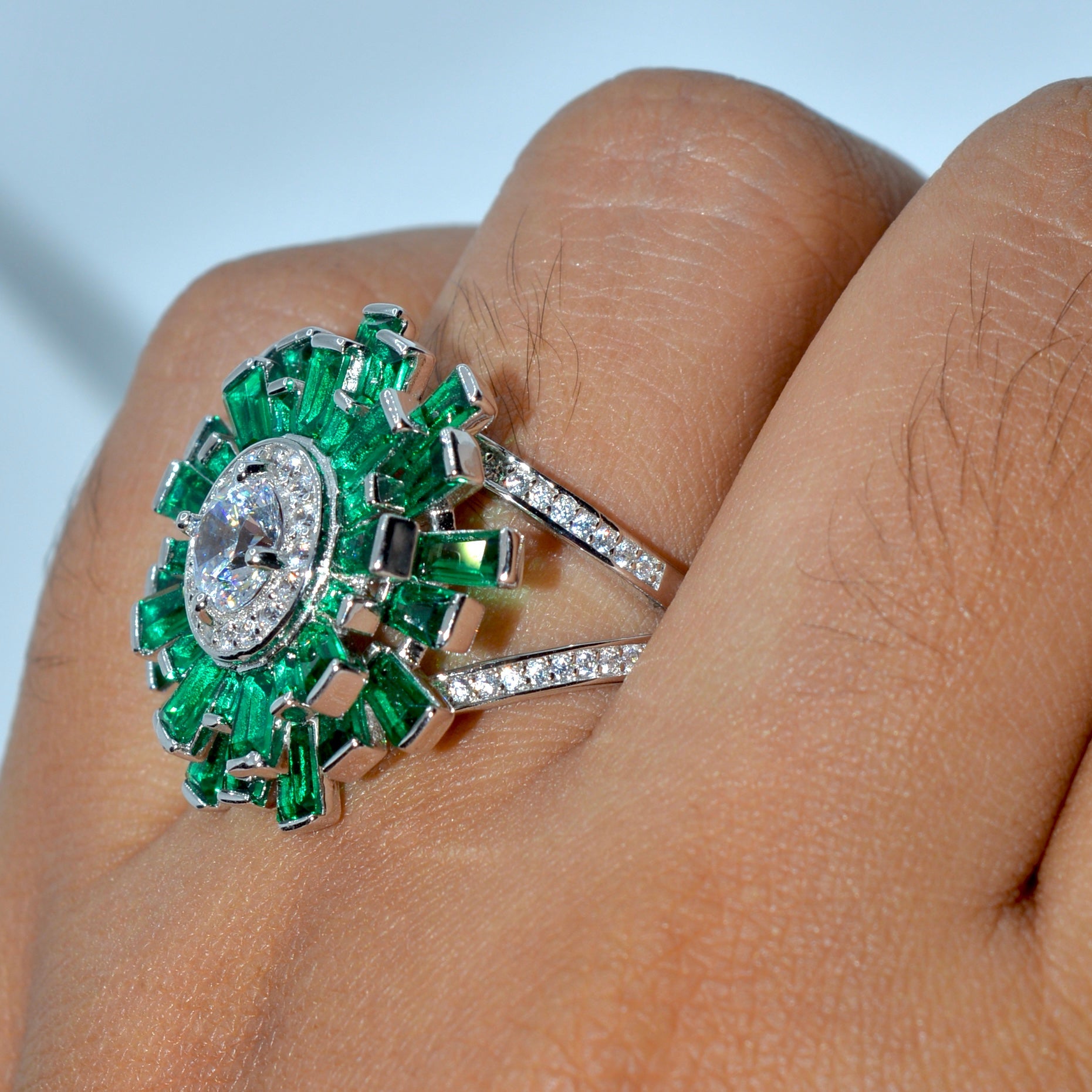 Emerald Elegance Ring - Luxevogue