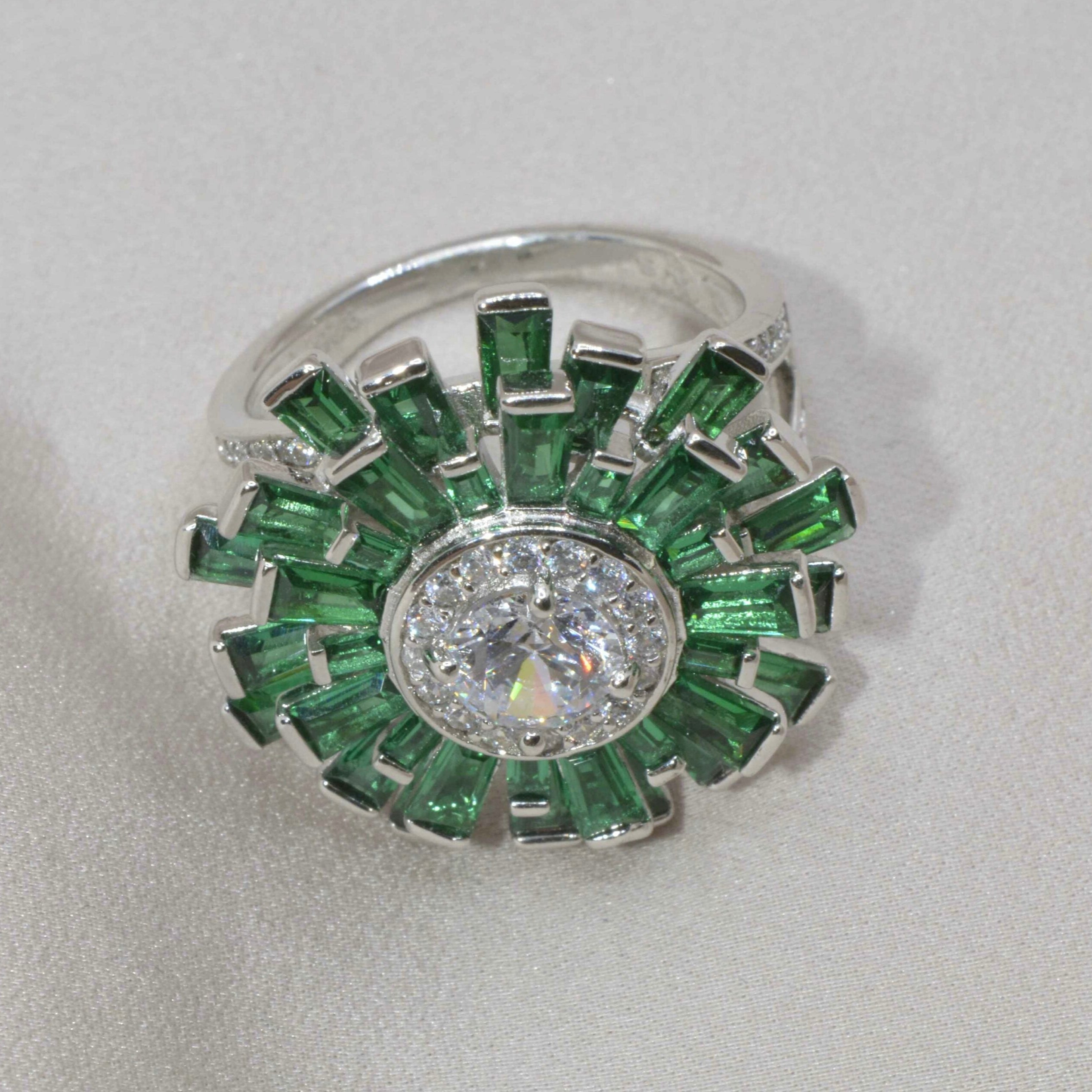 Emerald Elegance Ring - Luxevogue