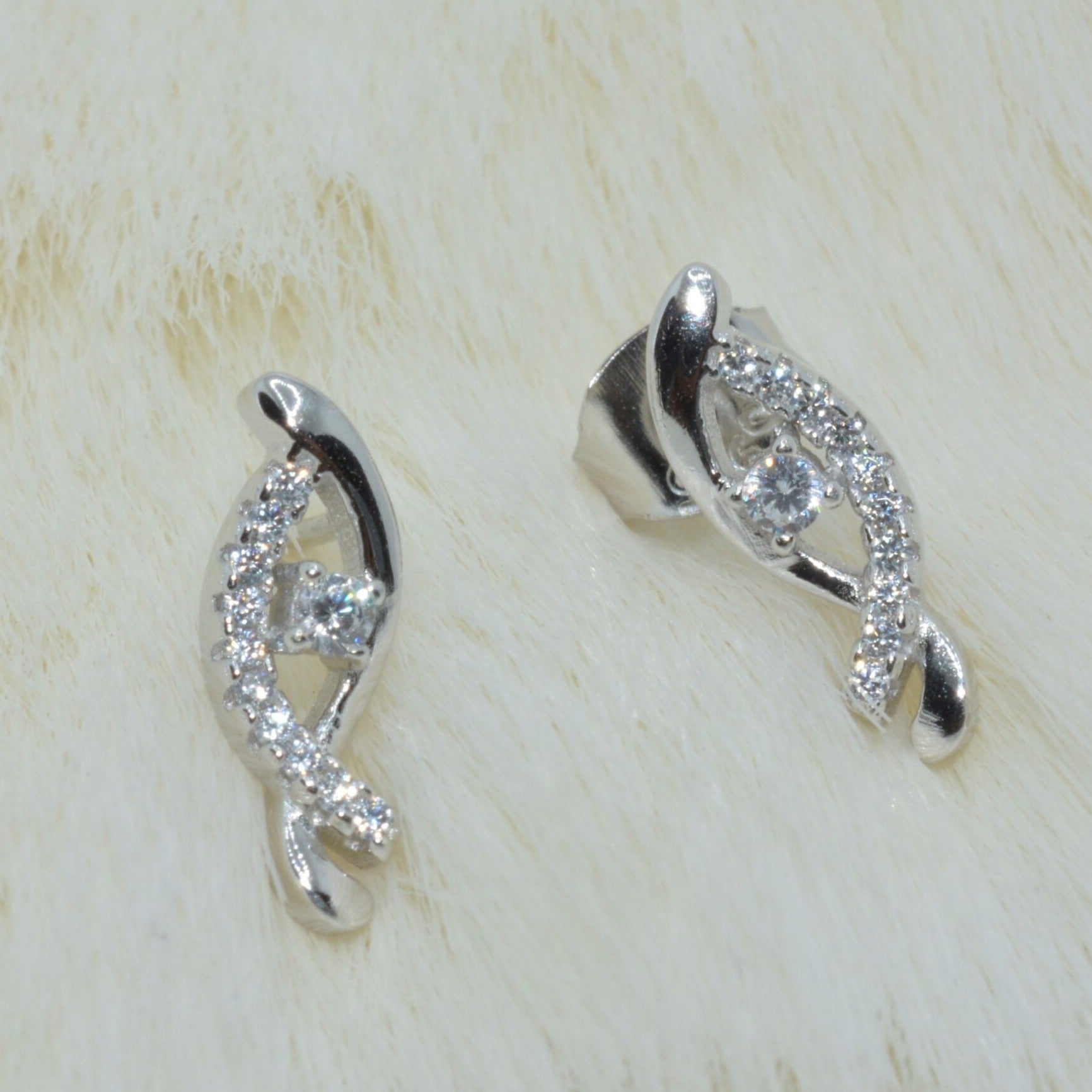 Spiral Shine Stud Earrings in 925 Silver - Luxevogue