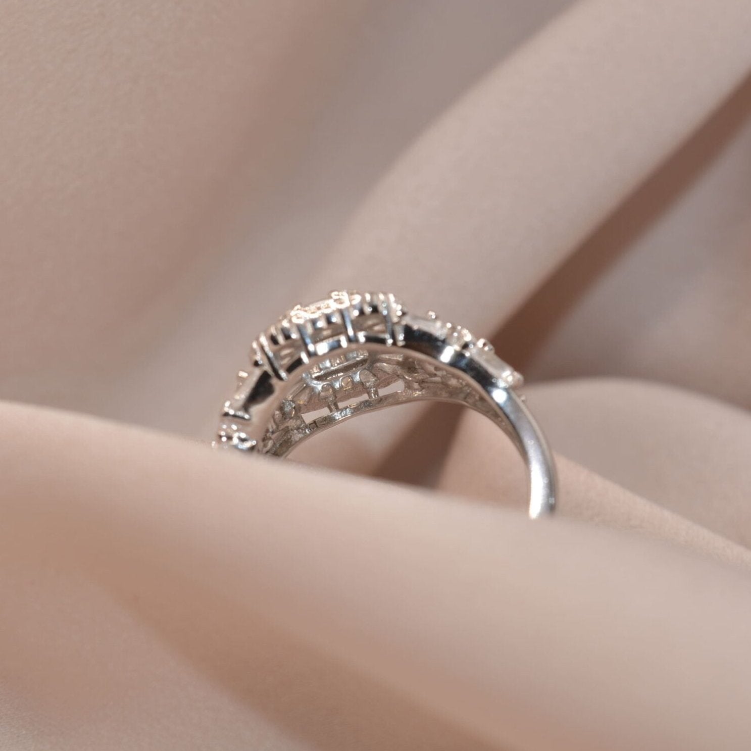 White Gold Elegance Ring - Luxevogue