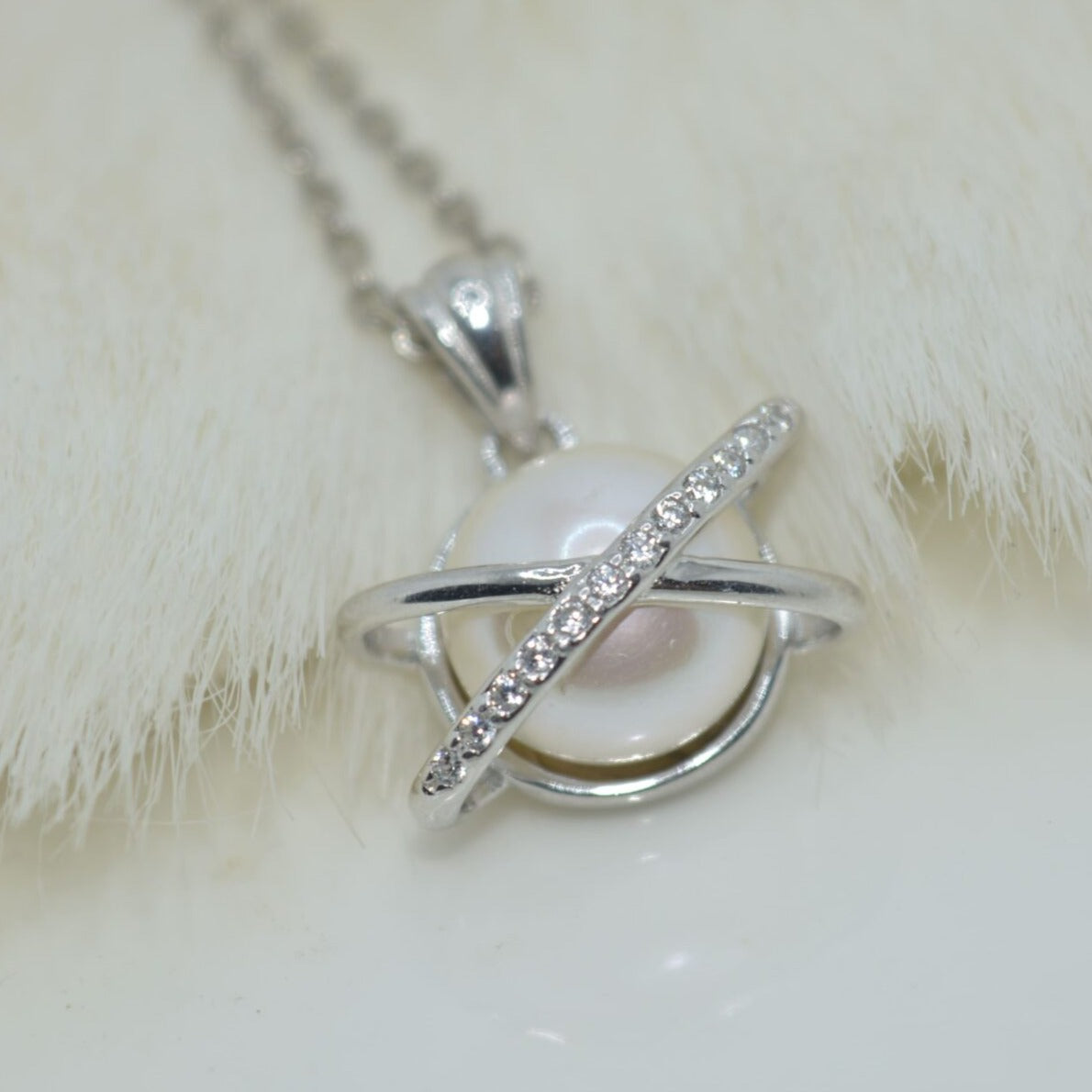 shiny cross pearl pendant - Luxevogue